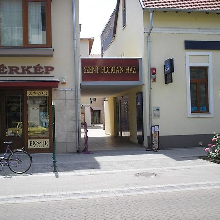 Mediterrán Szállás Gyula Esterno foto